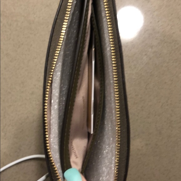 Michael Kors Medium Gusset Wristlet - Picture 5 of 5